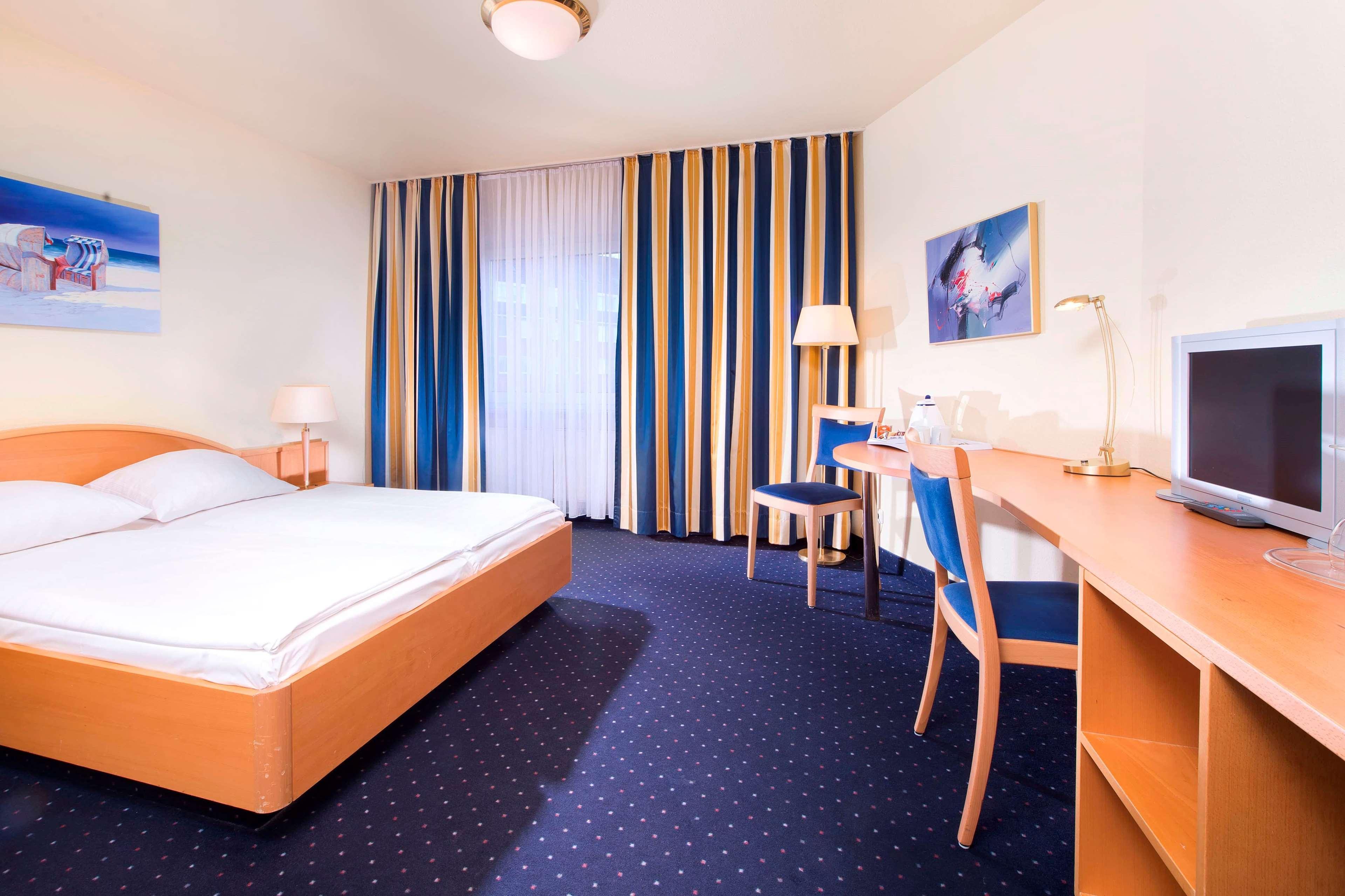 ทริป บาย วินด์แฮม ลึเบค อความารีน Hotel ลูเบค ภายนอก รูปภาพ