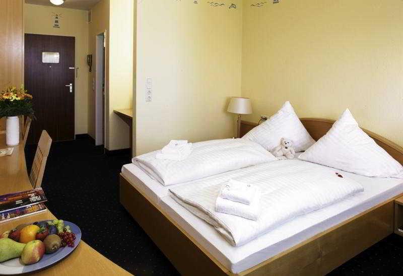ทริป บาย วินด์แฮม ลึเบค อความารีน Hotel ลูเบค ภายนอก รูปภาพ