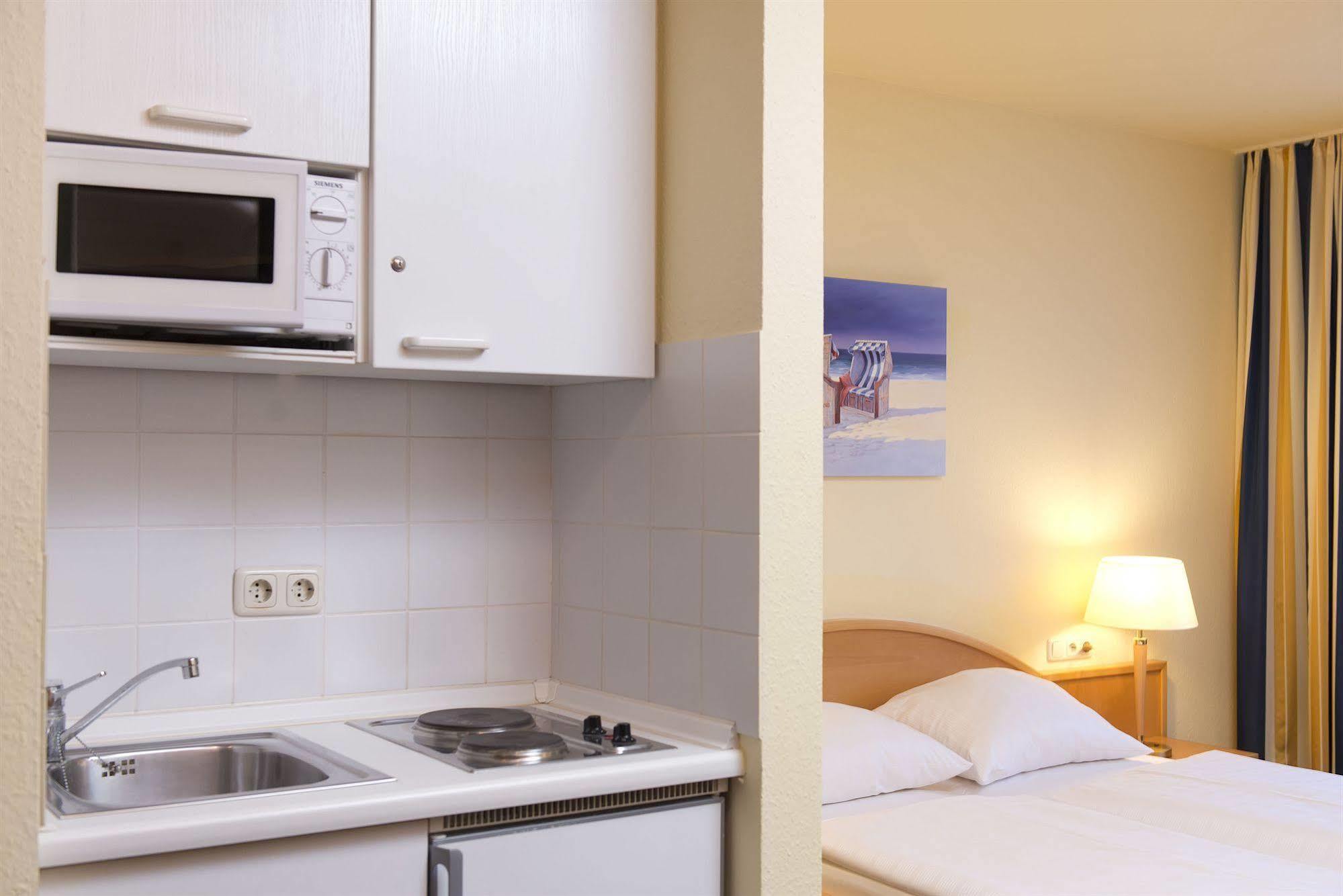 ทริป บาย วินด์แฮม ลึเบค อความารีน Hotel ลูเบค ภายนอก รูปภาพ