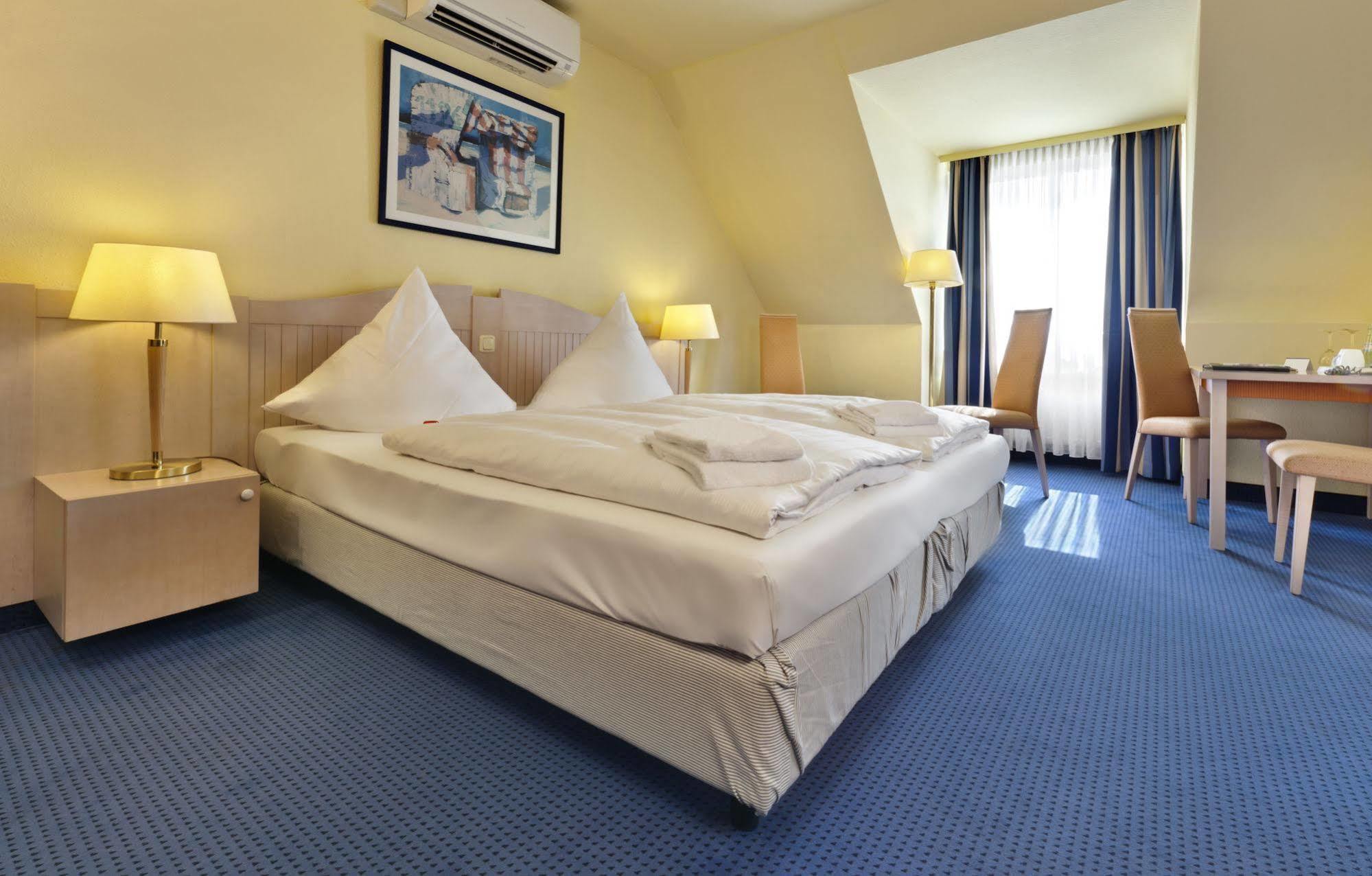 ทริป บาย วินด์แฮม ลึเบค อความารีน Hotel ลูเบค ภายนอก รูปภาพ